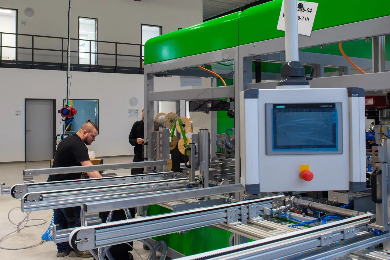 Prä­zi­si­ons­ar­beit im Fo­kus: Un­se­re Ver­pa­ckungs­ma­schi­ne im Ein­satz
